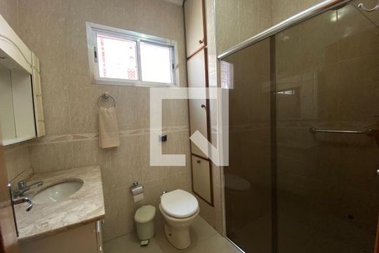 Banheiro de casa à venda com 3 quartos, 180m² em Vila Monumento, São Paulo