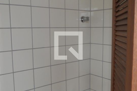 Banheiro de serviço de apartamento para alugar com 3 quartos, 130m² em Jacarepaguá, Rio de Janeiro