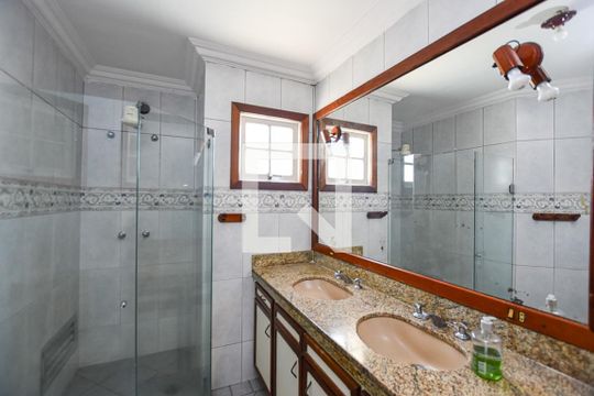 Banheiro da Suite de casa de condomínio à venda com 3 quartos, 300m² em Itaipu, Niterói