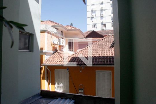 Cozinha + Área de Serviço Vista de apartamento para alugar com 1 quarto, 50m² em Cidade Baixa, Porto Alegre