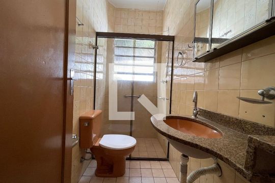 Banheiro  de casa à venda com 2 quartos, 100m² em Vila Gomes, São Paulo