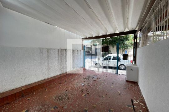 Garagem de casa à venda com 2 quartos, 100m² em Vila Gomes, São Paulo