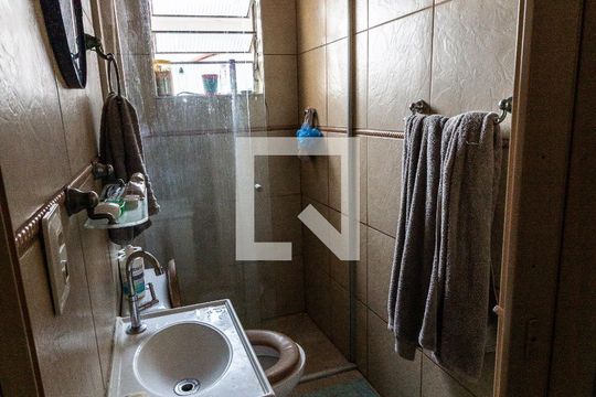 Banheiro 2 de casa à venda com 4 quartos, 212m² em Vila Ipojuca, São Paulo