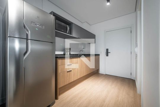 Cozinha de kitnet/studio para alugar com 1 quarto, 32m² em Jardim das Acacias, São Paulo