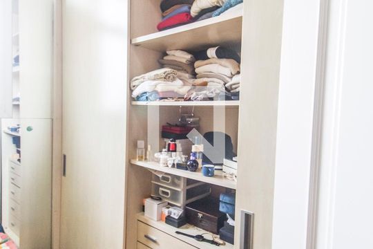 Closet da suíte 1 de casa de condomínio para alugar com 1 quarto, 420m² em Alphaville, Santana de Parnaíba