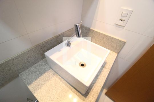 Banheiro da Suíte de apartamento para alugar com 3 quartos, 85m² em Santa Mônica, Uberlândia