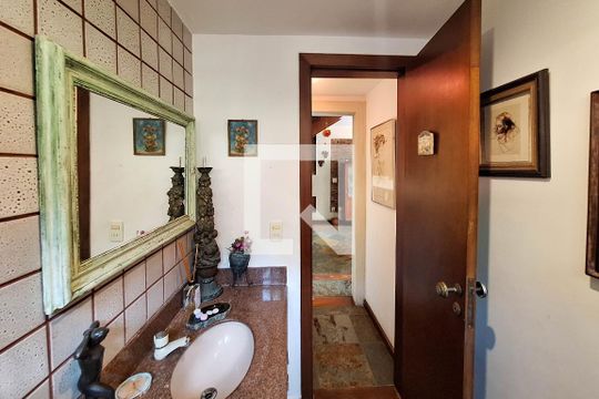 Lavabo de casa de condomínio à venda com 4 quartos, 227m² em Itaipu, Niterói