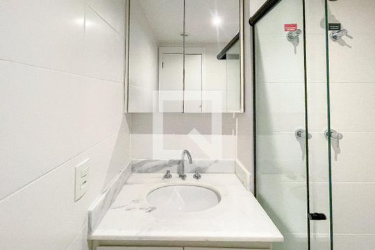 Banheiro de kitnet/studio para alugar com 1 quarto, 27m² em Sumarezinho, São Paulo
