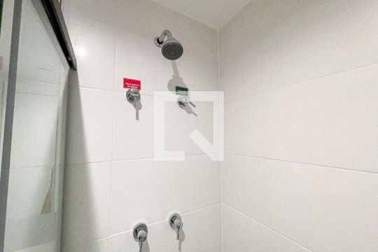 Banheiro de kitnet/studio para alugar com 1 quarto, 27m² em Sumarezinho, São Paulo