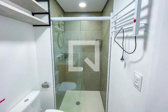 Banheiro de kitnet/studio à venda com 1 quarto, 37m² em Pinheiros, São Paulo