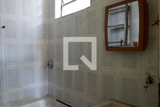 Banheiro de kitnet/studio para alugar com 1 quarto, 18m² em Santa Cruz, Belo Horizonte