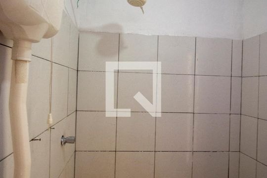 Banheiro de kitnet/studio para alugar com 1 quarto, 26m² em Ceilândia Norte (ceilândia), Brasília