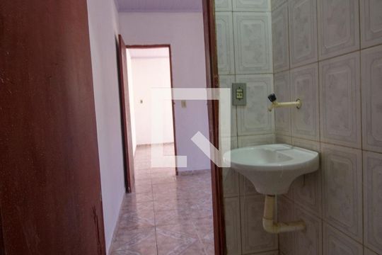 Banheiro de kitnet/studio para alugar com 1 quarto, 26m² em Ceilândia Norte (ceilândia), Brasília