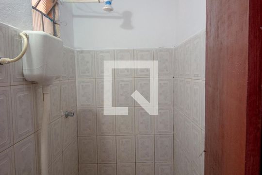 Banheiro de kitnet/studio para alugar com 1 quarto, 26m² em Ceilândia Norte (ceilândia), Brasília
