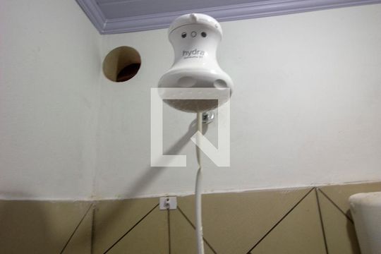 Banheiro de kitnet/studio para alugar com 1 quarto, 30m² em Ceilândia Norte (Ceilândia), Brasília