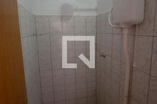 Banheiro de kitnet/studio para alugar com 1 quarto, 26m² em Setor N, Brasília