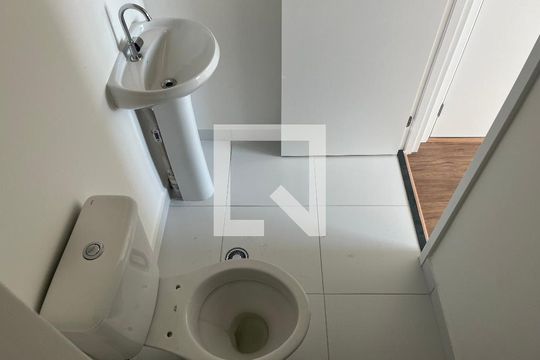 Banheiro da Suíte de apartamento à venda com 1 quarto, 27m² em Parque Industrial Tomas Edson, São Paulo