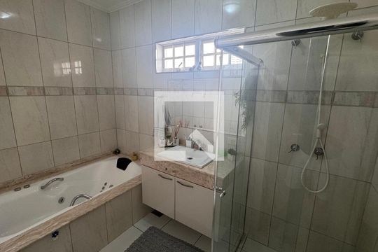 Banheiro da Suíte de casa à venda com 4 quartos, 220m² em Parque Jambeiro, Campinas