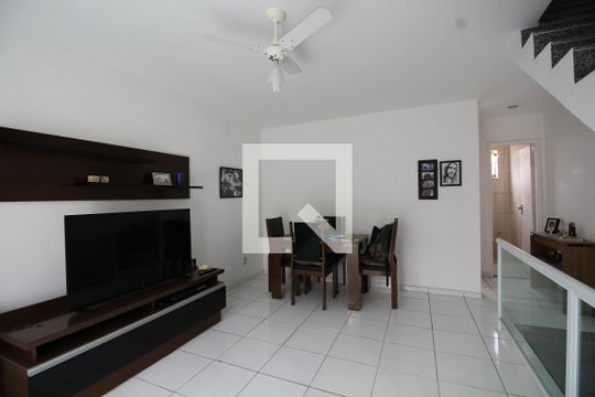 Sala de casa de condomínio para alugar com 2 quartos, 120m² em Taquara, Rio de Janeiro