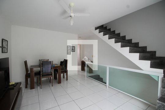 Sala de casa de condomínio para alugar com 2 quartos, 120m² em Taquara, Rio de Janeiro