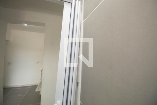 Banheiro de kitnet/studio para alugar com 1 quarto, 17m² em Vila Gustavo, São Paulo