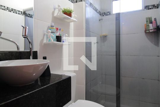 Banheiro Social de apartamento para alugar com 2 quartos, 55m² em Parque São Pedro, Belo Horizonte