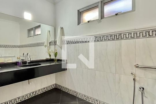Lavabo de casa para alugar com 4 quartos, 280m² em Indianópolis, São Paulo