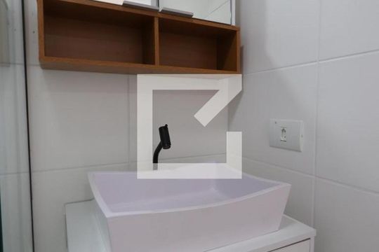 Banheiro de kitnet/studio para alugar com 1 quarto, 28m² em Vila Independencia, São Paulo