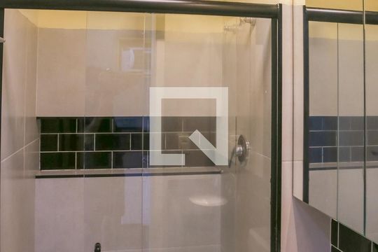 Banheiro de kitnet/studio para alugar com 1 quarto, 25m² em Perdizes, São Paulo