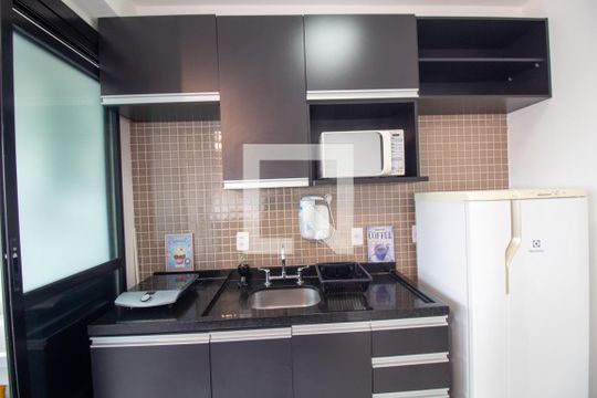 Cozinha de kitnet/studio para alugar com 1 quarto, 27m² em Cidade Monções, São Paulo