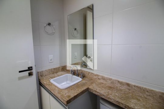 Banheiro de kitnet/studio para alugar com 1 quarto, 27m² em Cidade Monções, São Paulo