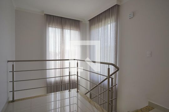 Escada para dormitórios de casa de condomínio para alugar com 4 quartos, 200m² em Campeche, Florianópolis