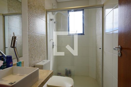 Banheiro corredor de casa de condomínio para alugar com 4 quartos, 200m² em Campeche, Florianópolis