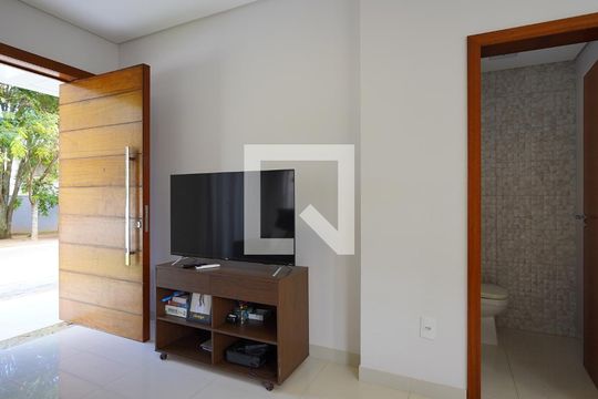 Sala de casa de condomínio para alugar com 4 quartos, 200m² em Campeche, Florianópolis