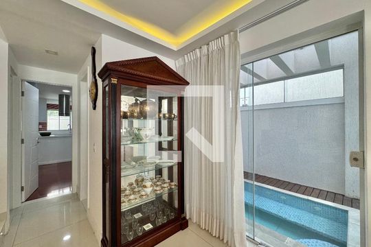Sala de casa de condomínio à venda com 6 quartos, 300m² em Recreio dos Bandeirantes, Rio de Janeiro