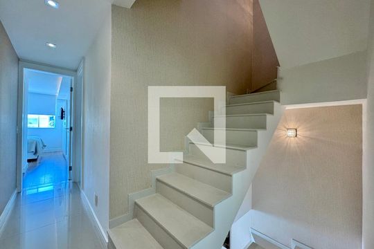 Escada de casa de condomínio à venda com 6 quartos, 300m² em Recreio dos Bandeirantes, Rio de Janeiro