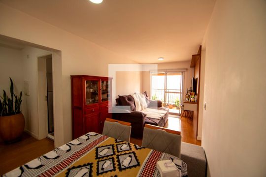 Apartamento para alugar com 3 quartos, 76m² em Jardim Tupanci, Barueri