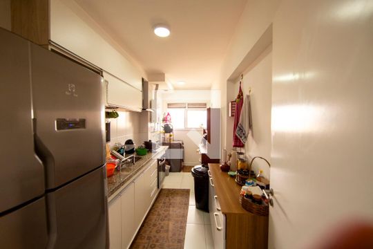 Cozinha de apartamento para alugar com 3 quartos, 76m² em Jardim Tupanci, Barueri