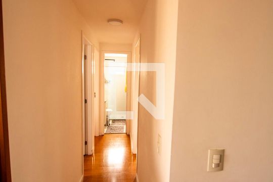 Corredor de apartamento para alugar com 3 quartos, 76m² em Jardim Tupanci, Barueri