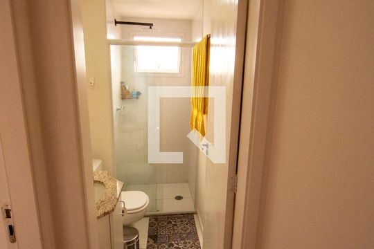 Banheiro Social de apartamento para alugar com 3 quartos, 76m² em Jardim Tupanci, Barueri