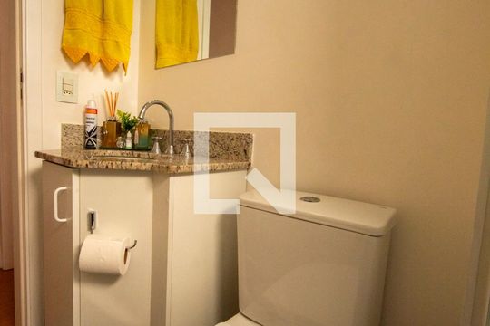 Banheiro Social de apartamento para alugar com 3 quartos, 76m² em Jardim Tupanci, Barueri