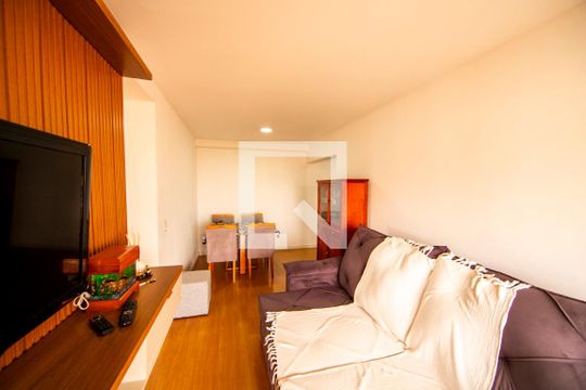 Sala de apartamento para alugar com 3 quartos, 76m² em Jardim Tupanci, Barueri