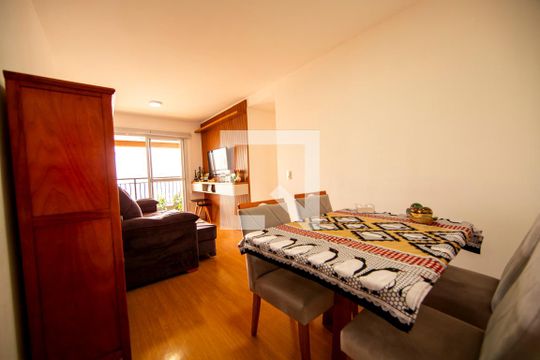 Sala de apartamento para alugar com 3 quartos, 76m² em Jardim Tupanci, Barueri