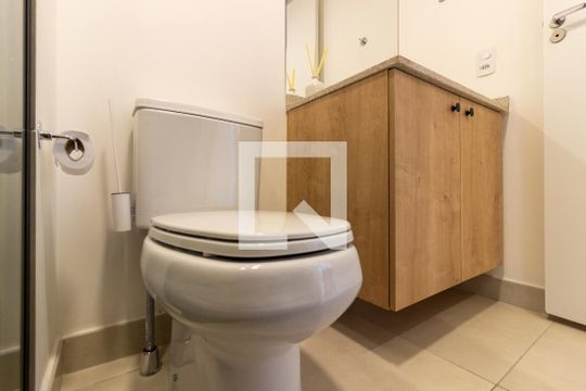 Banheiro de kitnet/studio para alugar com 1 quarto, 27m² em Pinheiros, São Paulo