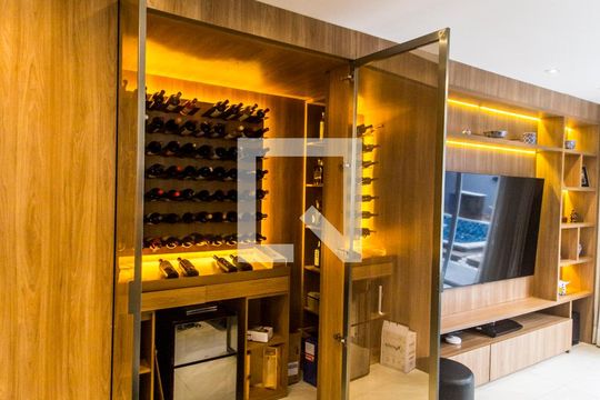 Detalhe Sala de casa de condomínio à venda com 4 quartos, 300m² em Alphaville, Santana de Parnaíba
