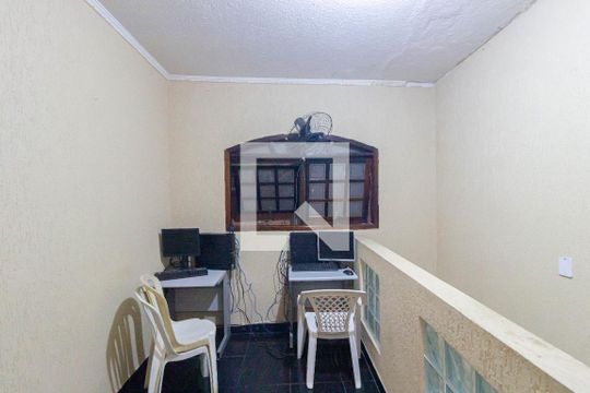 Hall de casa para alugar com 3 quartos, 165m² em Vila Carmosina, São Paulo