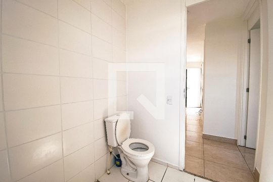 Banheiro de apartamento para alugar com 2 quartos, 43m² em Parque Ipe, São Paulo