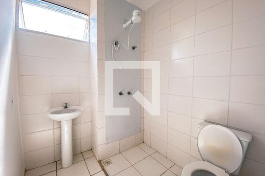 Banheiro de apartamento para alugar com 2 quartos, 43m² em Parque Ipe, São Paulo