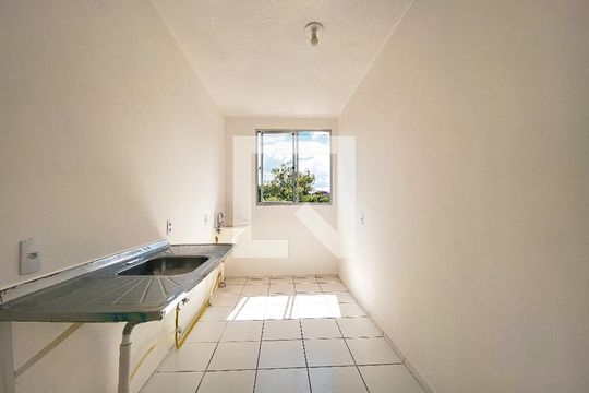 Cozinha e Área de Serviço de apartamento para alugar com 2 quartos, 43m² em Parque Ipe, São Paulo