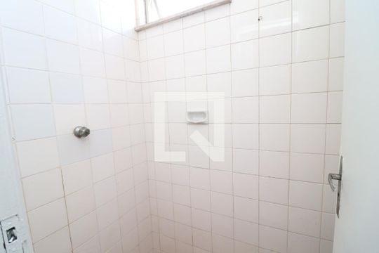 Banheiro de serviço de apartamento para alugar com 2 quartos, 86m² em Jardim Guanabara, Rio de Janeiro
